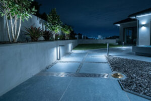 Quintal limpo com ralos vedados para controle de escorpiões em SP.